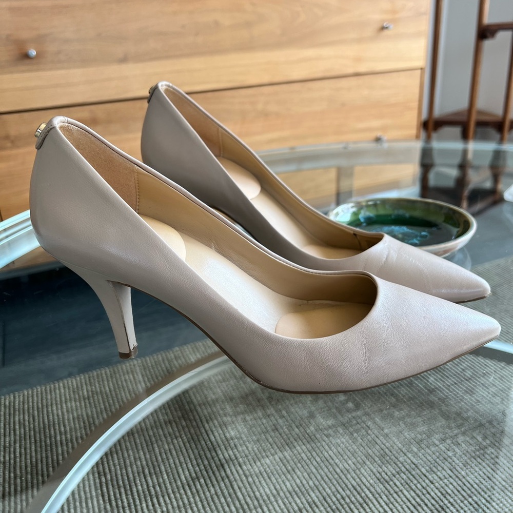 Michael Kors Nude Women's pumps. 9M